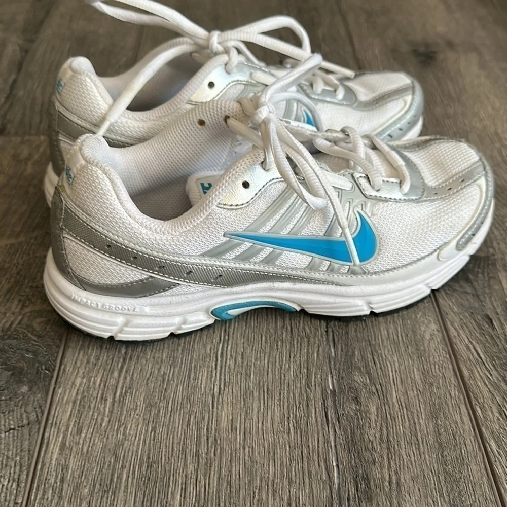 Nike shoes women’s size 6 1/2 dart 8 white with Aqua trim
